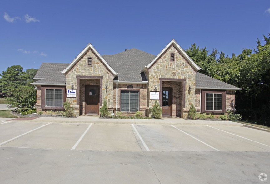 8241 Mid Cities, North Richland Hills, TX à louer - Photo principale – Image 1 sur 2