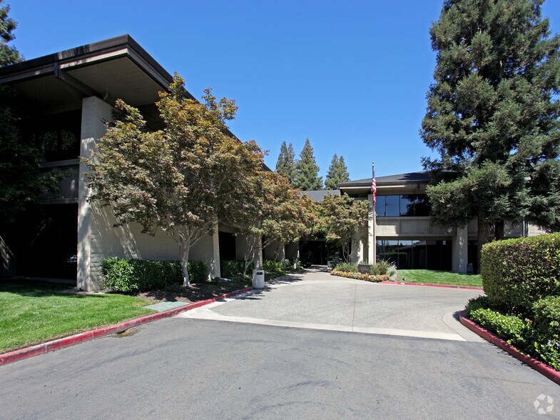 8801 Folsom Blvd, Sacramento, CA à louer - Photo principale – Image 1 sur 5