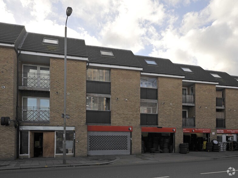 864 Garratt Ln, Londres à vendre - Photo de l’immeuble – Image 2 sur 2