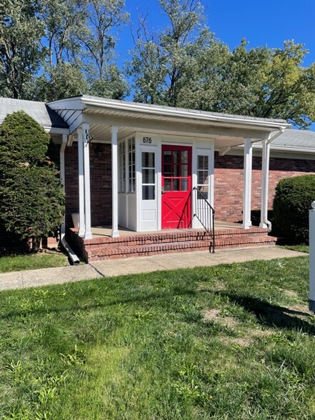 676 Amboy Ave, Woodbridge, NJ à louer - Photo de l’immeuble – Image 2 sur 30