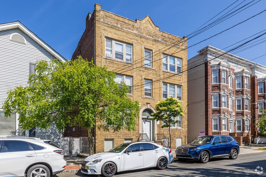 5.49% Cap Rate 12-Unit Portfolio portefeuille de 2 biens à vendre sur LoopNet.fr - Photo de l’immeuble – Image 2 sur 36