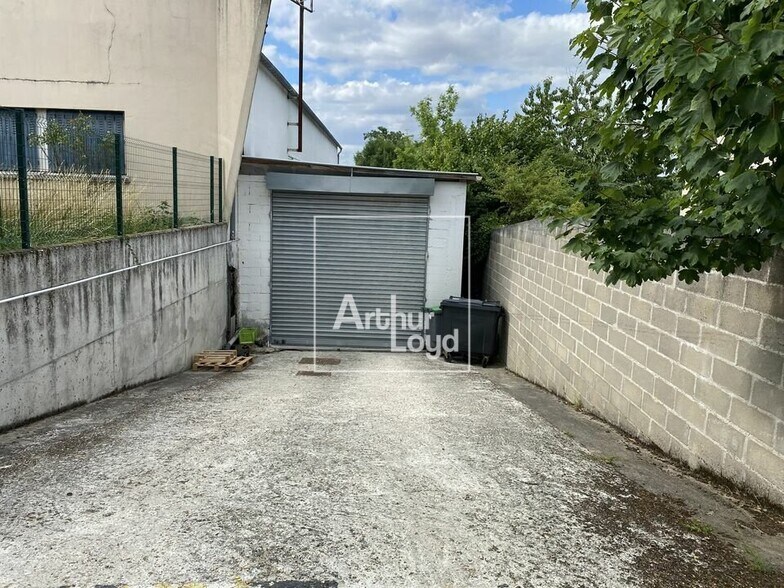 Local d'activités dans Ormoy à vendre - Photo de l’immeuble – Image 2 sur 4