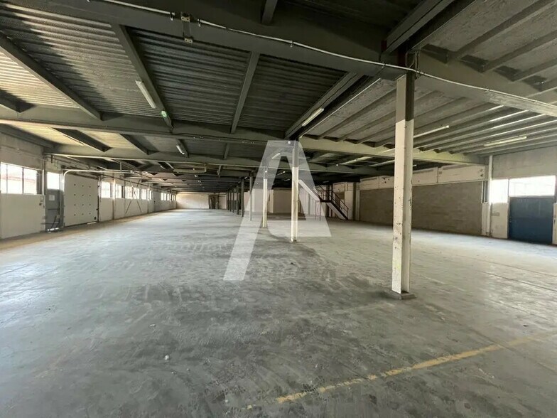 Local d’activités dans Chelles à louer - Photo de l’immeuble – Image 1 sur 4