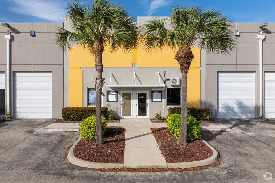 12811 Commerce Lakes Dr, Fort Myers, FL à louer - Photo de l’immeuble – Image 3 sur 10