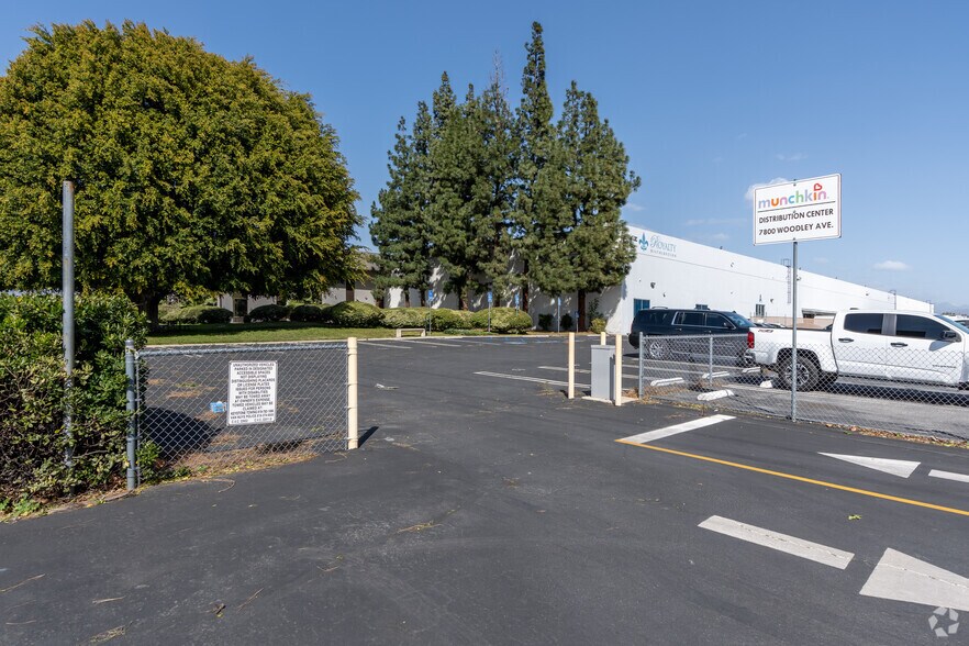 7800 Woodley Ave, Van Nuys, CA à louer - Photo de l’immeuble – Image 2 sur 7