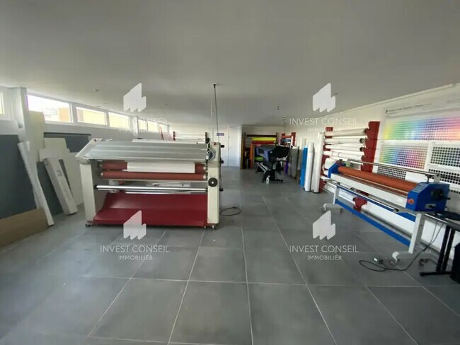Plus de détails pour 8 Rue Du Chateau D'Eau, Boissy-l'Aillerie - Bureau à louer