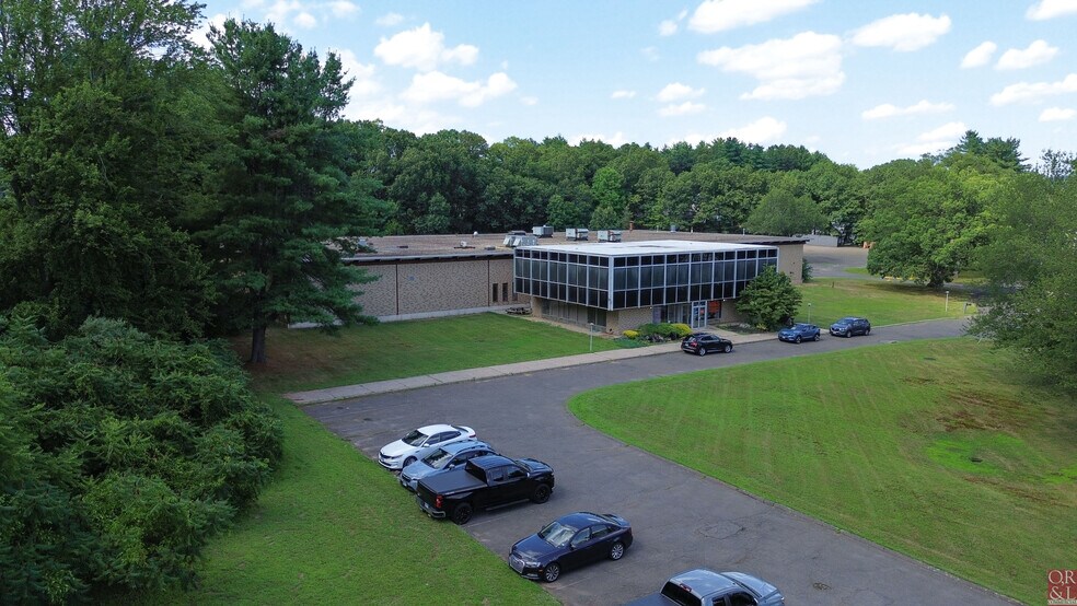 7 Johnson Ave, Plainville, CT à vendre - Photo de l’immeuble – Image 2 sur 10