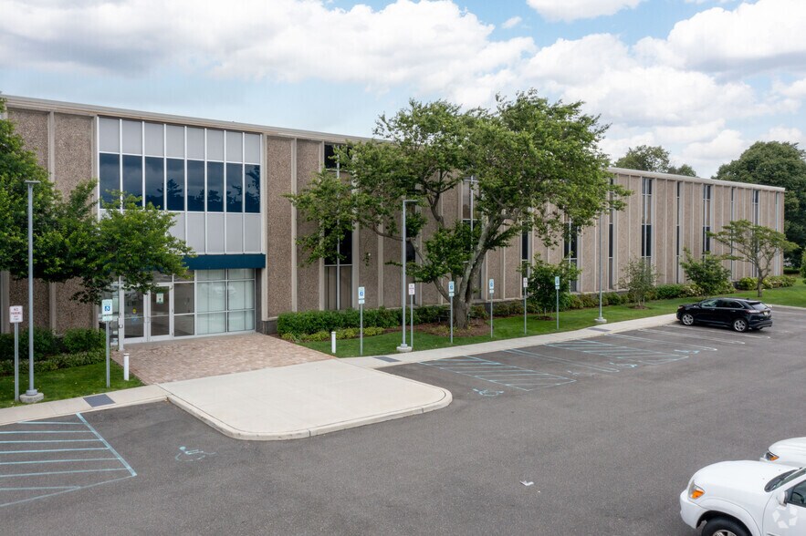999 Stewart Ave, Bethpage, NY à louer - Photo de l’immeuble – Image 2 sur 18