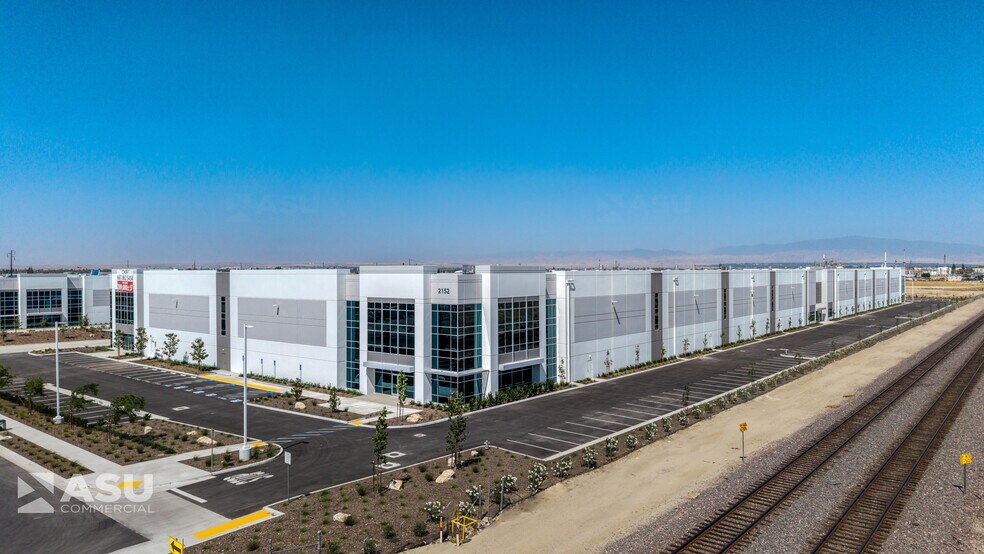 2152 Coffee Rd, Bakersfield, CA à louer - Photo de l’immeuble – Image 2 sur 19