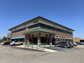 37655-37699 6 Mile Rd, Livonia, MI à louer Photo de l’immeuble– Image 1 sur 3