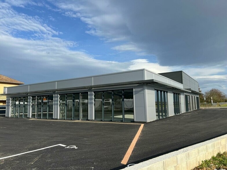 Local commercial dans La Côte-Saint-André à louer - Photo de l’immeuble – Image 2 sur 10
