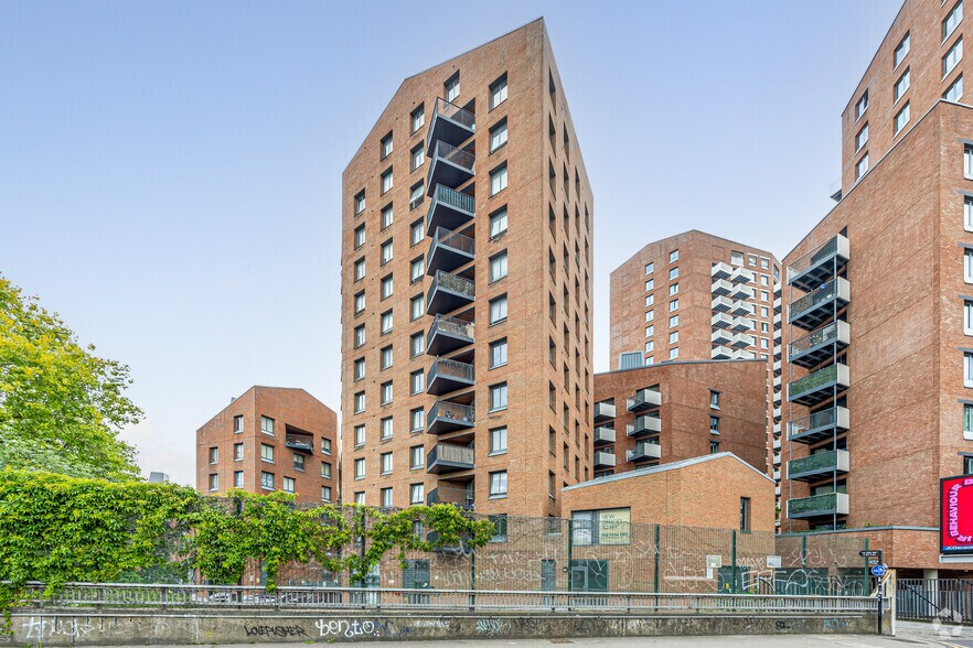 18 Gillender St, Londres à vendre - Photo principale – Image 1 sur 4