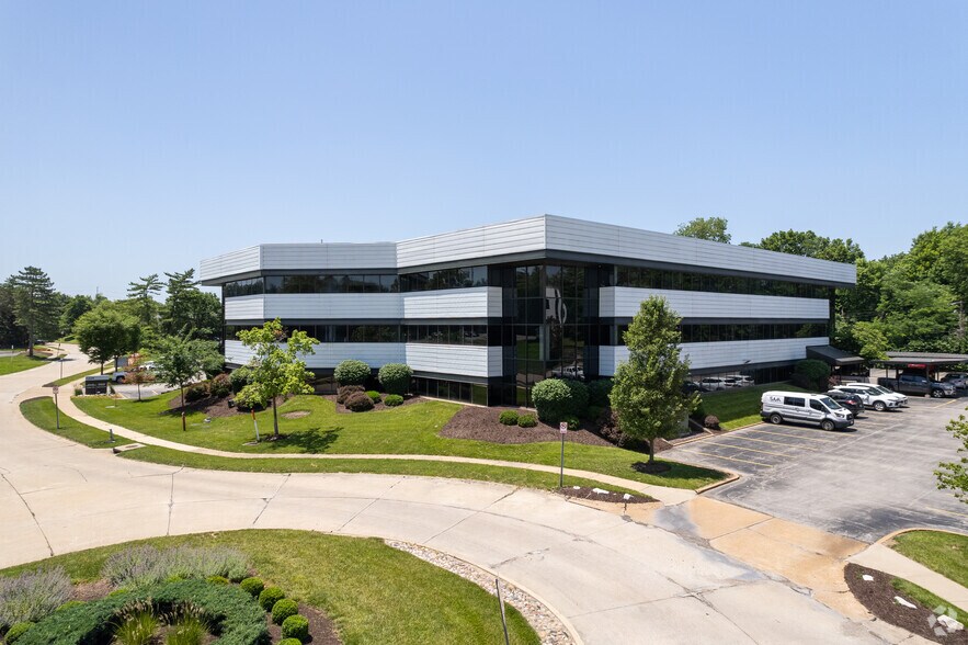 1224 Fern Ridge Pky, Saint Louis, MO à vendre - Photo de l’immeuble – Image 3 sur 5
