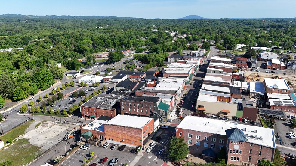 308 N Main St, Mount Airy, NC à vendre - Photo de l’immeuble – Image 3 sur 78