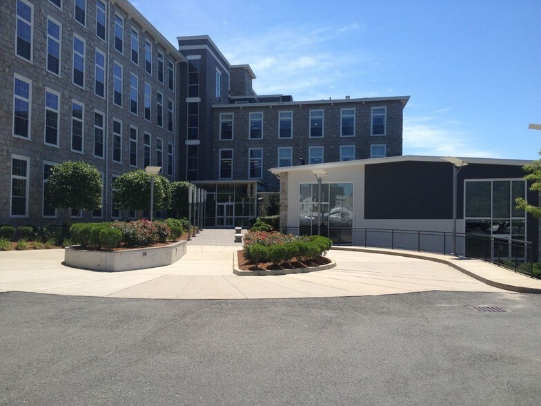 1822 N Main St, Fall River, MA à louer - Photo de l’immeuble – Image 1 sur 1
