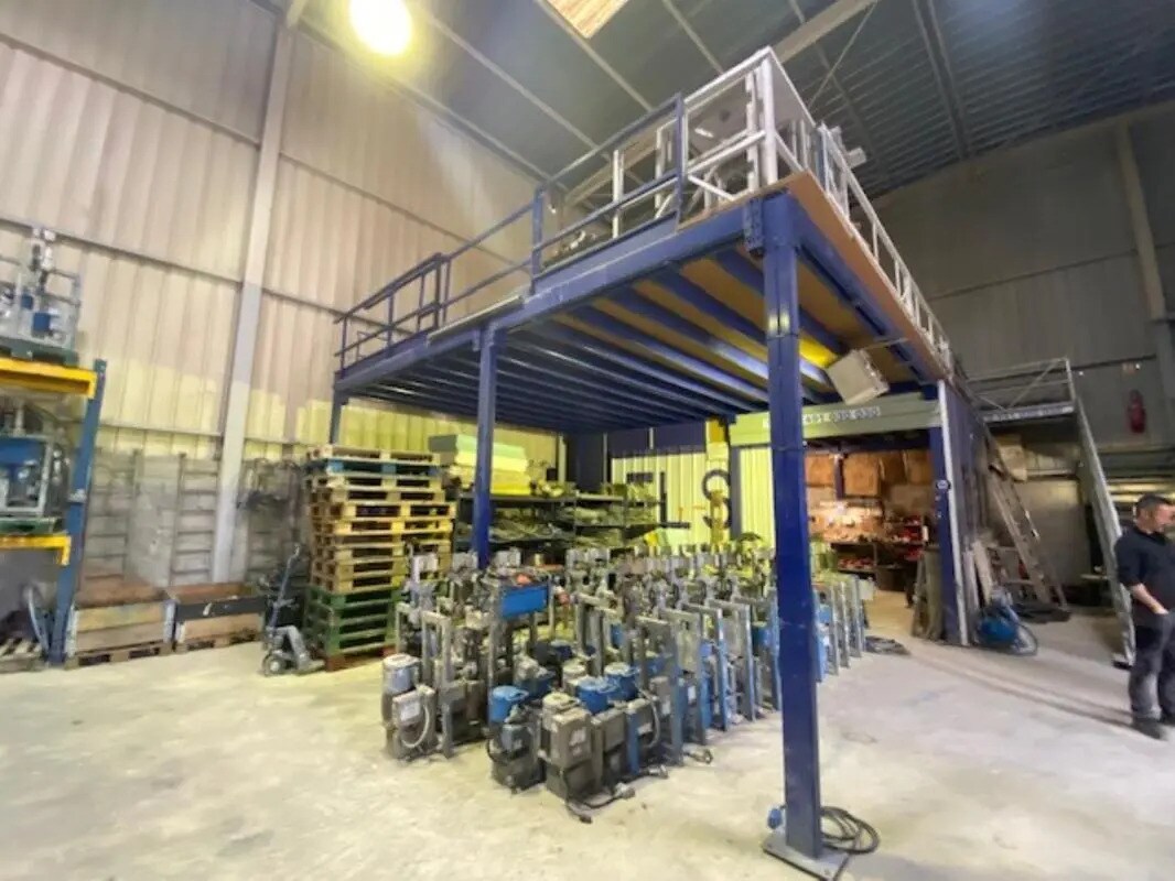 Local d’activités dans Le Rove à louer Photo intérieure– Image 1 sur 5