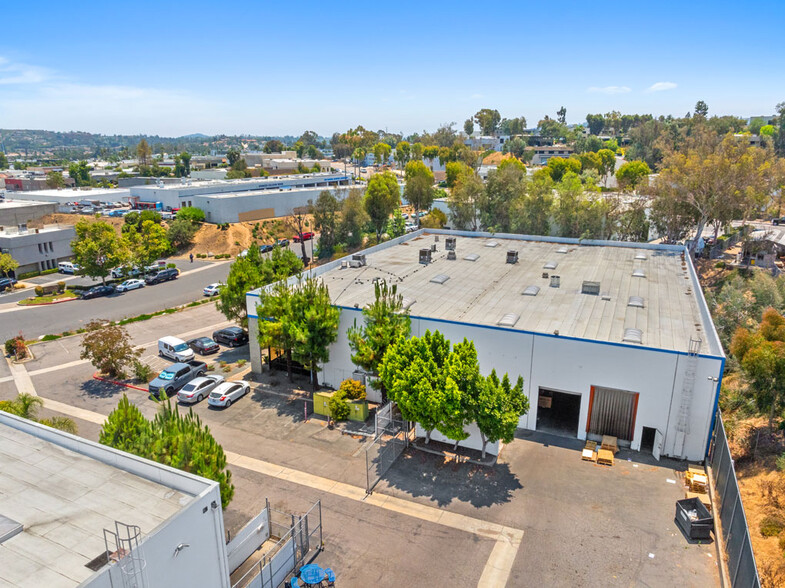 325 State Pl, Escondido, CA à louer - Photo de l’immeuble – Image 2 sur 5