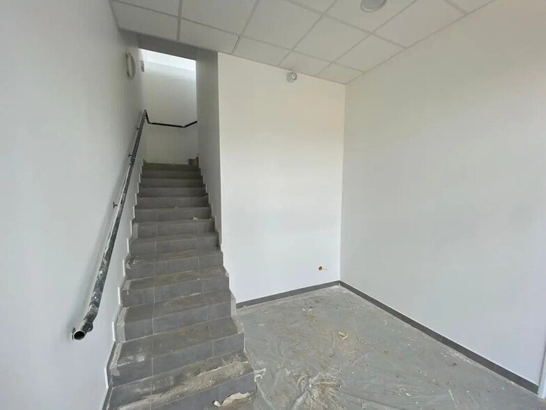 Local d’activités dans Savigny-le-Temple à louer - Photo de l’immeuble – Image 3 sur 5