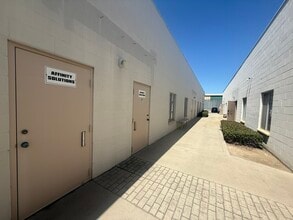 1666 N Magnolia Ave, El Cajon, CA à louer Photo de l’immeuble– Image 2 sur 3