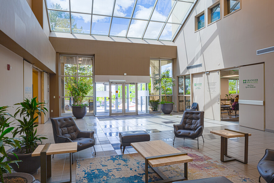 9844 S 1300 E, Sandy, UT à louer - Hall d’entrée – Image 3 sur 10