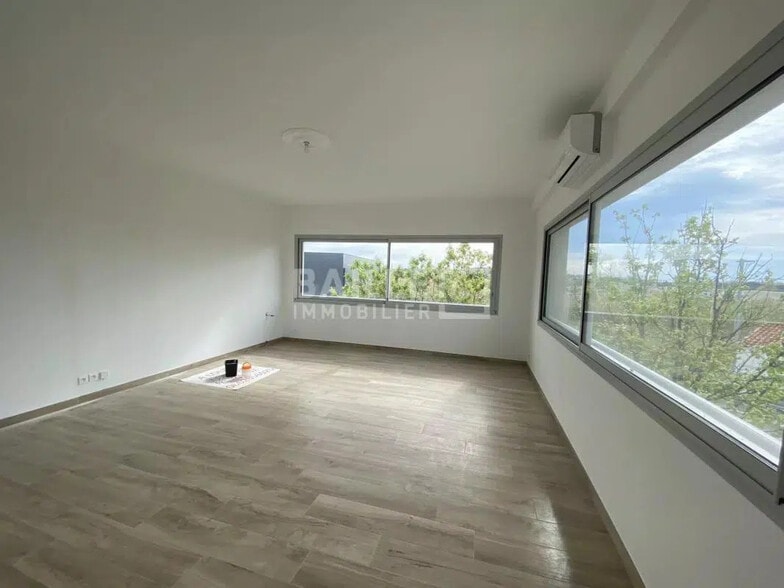 Bureau dans Fréjus à louer - Photo de l’immeuble – Image 2 sur 8