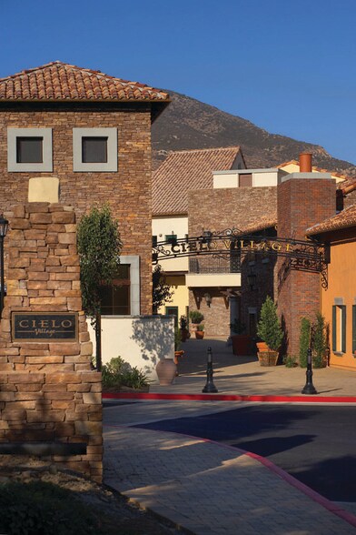 Del Dios Hwy, Rancho Santa Fe, CA à louer - Photo de l’immeuble – Image 3 sur 6