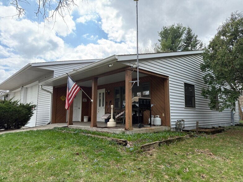 1210 Arndt St, Fort Atkinson, WI à vendre - Photo de l’immeuble – Image 1 sur 21