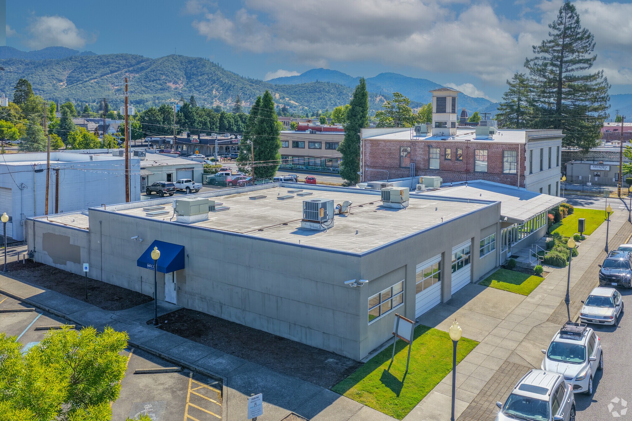 214 SW 4th St, Grants Pass, OR à louer Photo principale– Image 1 sur 2