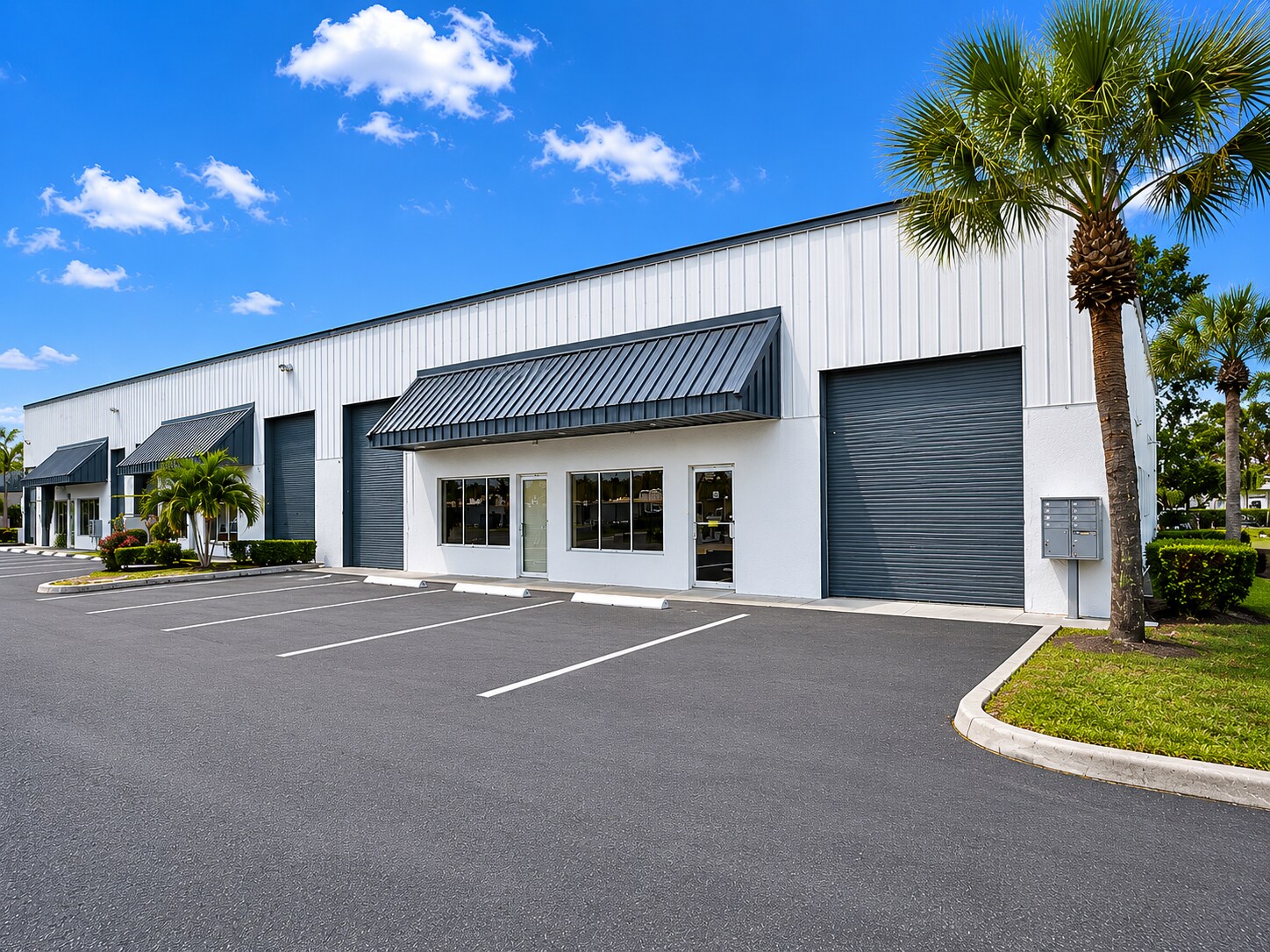 8330 Currency Dr, Riviera Beach, FL à louer Photo de l’immeuble– Image 1 sur 2