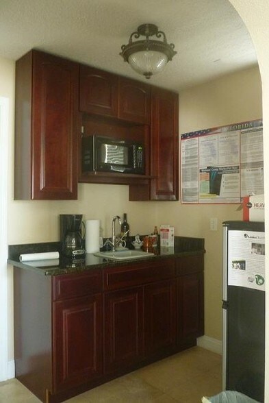 317 4th Ave N, Jacksonville Beach, FL à louer - Photo intérieure – Image 3 sur 17