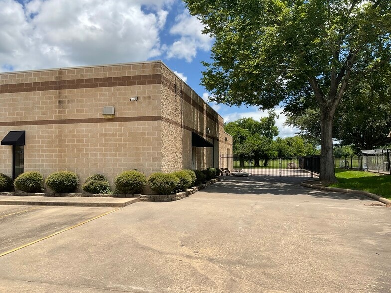 1111 Anchor Rd, Angleton, TX à louer - Photo de l’immeuble – Image 3 sur 11