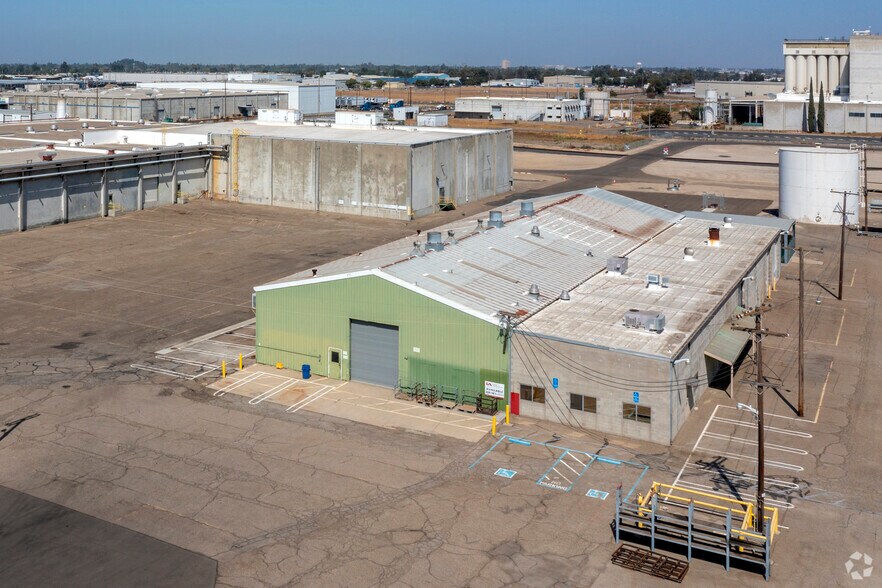 705 E Whitmore Ave, Modesto, CA à louer - Photo de l’immeuble – Image 2 sur 5