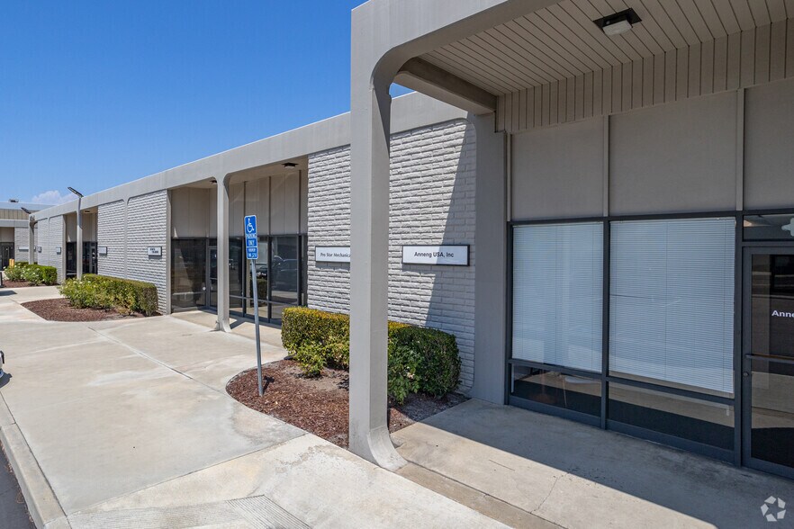 2031 E Cerritos Ave, Anaheim, CA à louer - Photo de l’immeuble – Image 2 sur 22
