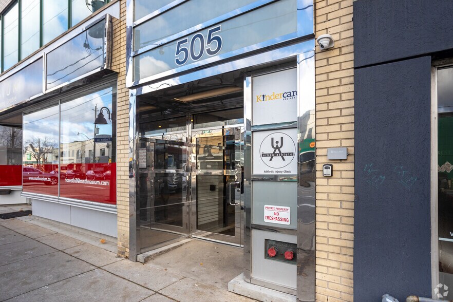 501-505 Eglinton Ave W, Toronto, ON à louer - Photo de l’immeuble – Image 3 sur 8