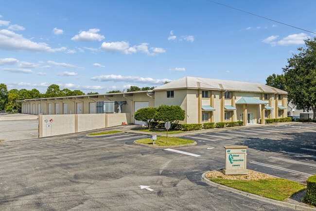 Plus de détails pour 740 NW Enterprise Dr, Port Saint Lucie, FL - Industriel/Logistique à louer