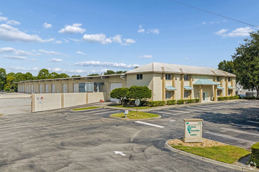 740 NW Enterprise Dr, Port Saint Lucie, FL à louer - Photo de l’immeuble – Image 1 sur 34