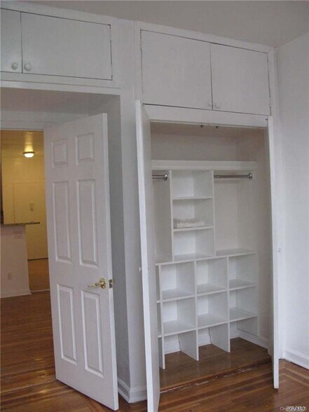 2107 38th St, Astoria, NY à vendre - Photo de l’immeuble – Image 2 sur 18