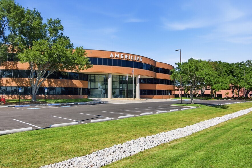 2600 McCormick Dr, Clearwater, FL à louer - Photo de l’immeuble – Image 3 sur 5