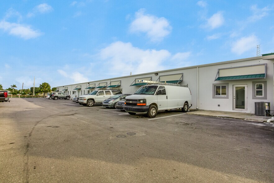 2640 NW 1st Ave, Boca Raton, FL à louer - Photo de l’immeuble – Image 2 sur 11