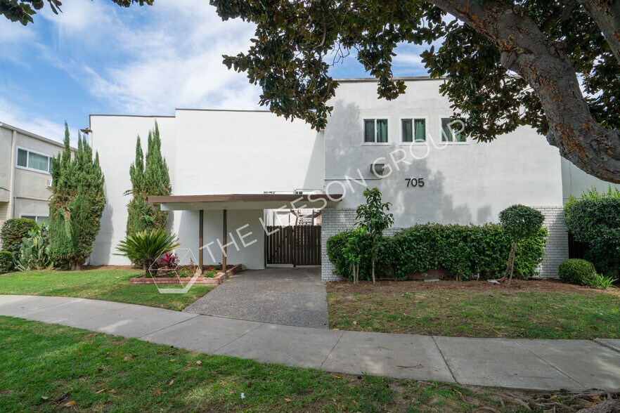 705 E Santa Fe Ave, Fullerton, CA à vendre - Photo de l’immeuble – Image 2 sur 16