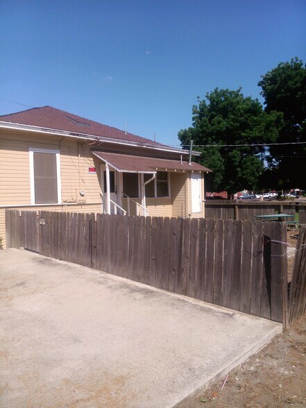 247 N L St, Dinuba, CA à vendre - Photo de l’immeuble – Image 2 sur 10