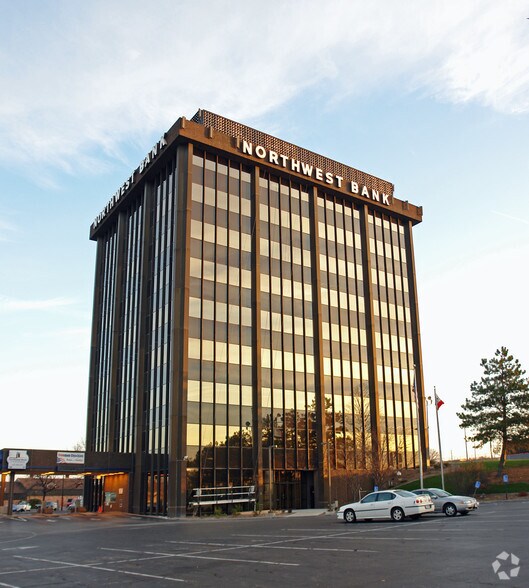 Bank Towers Portfolio portefeuille de 2 biens à vendre sur LoopNet.fr - Photo principale – Image 2 sur 19