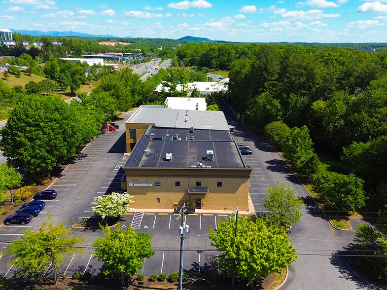 1885 Seminole Trail, Charlottesville, VA à louer - Photo de l’immeuble – Image 3 sur 5