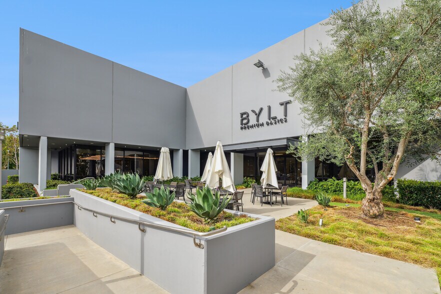 17421 Derian Ave, Irvine, CA à louer - Photo de l’immeuble – Image 2 sur 2