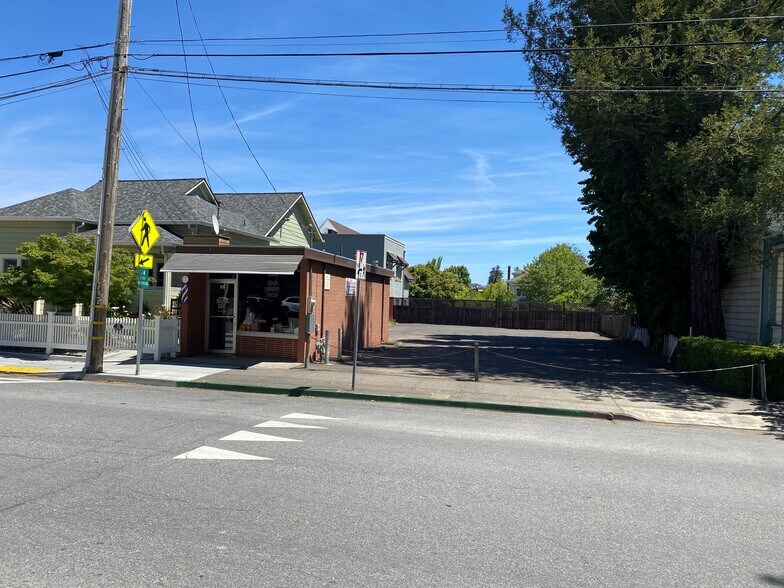 18 Liberty St, Petaluma, CA à vendre - Photo de l’immeuble – Image 2 sur 4