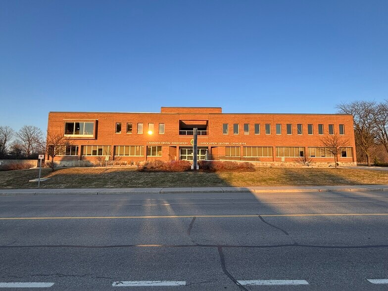 1815 Alta Vista Dr, Ottawa, ON à louer - Photo de l’immeuble – Image 2 sur 6