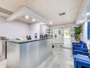 7880 N University Dr, Tamarac, FL à louer Photo de l’immeuble– Image 2 sur 7