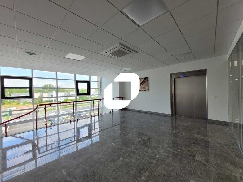 Bureau dans Évry-Courcouronnes à louer - Hall d’entrée – Image 2 sur 8