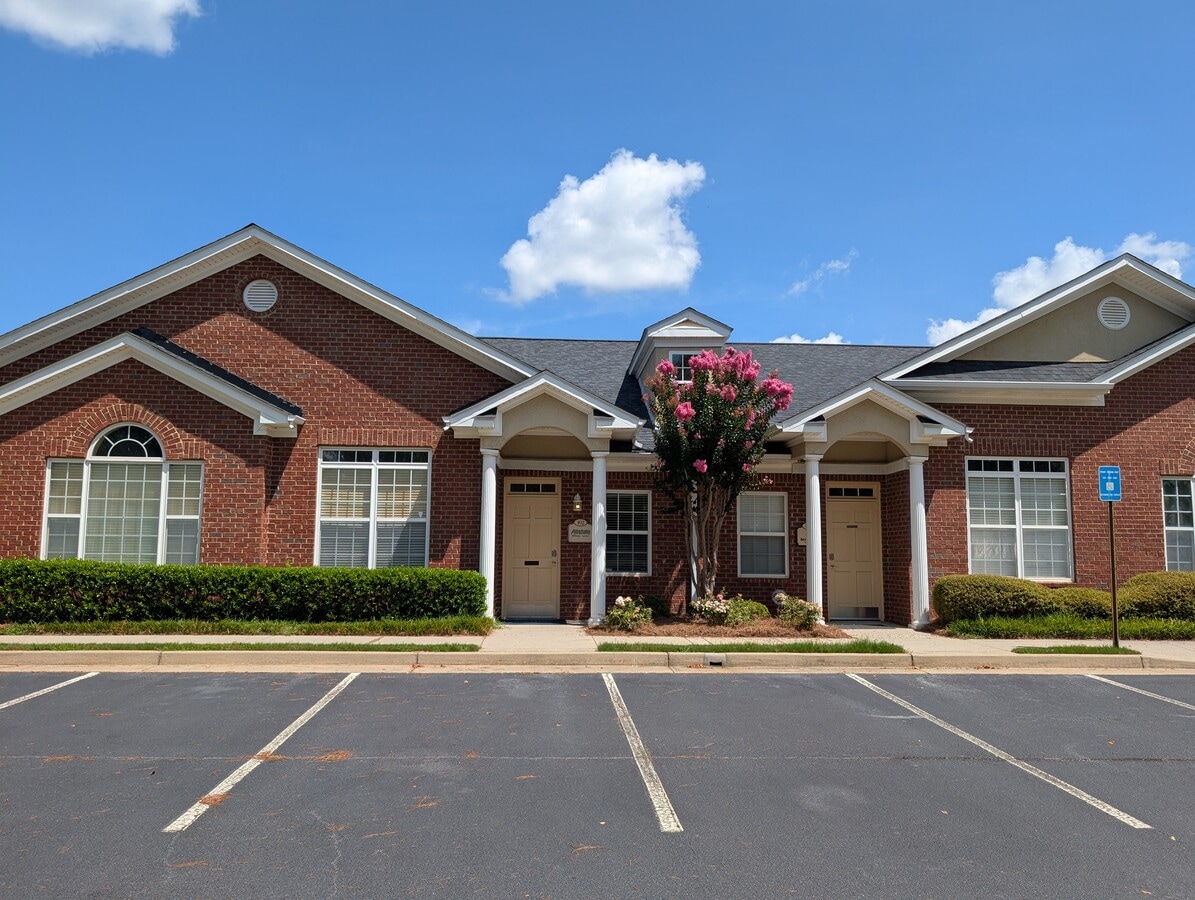 1815 Lockeway Dr, Alpharetta, GA 30004 - Lot 102 -  - Photo intérieure - Image 1 of 13