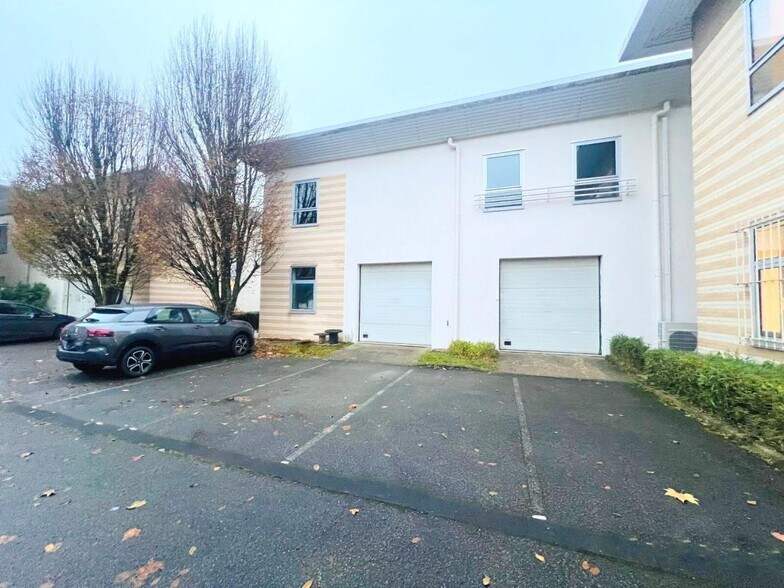 Local d’activités dans Voisins-le-Bretonneux à louer - Photo de l’immeuble – Image 1 sur 8